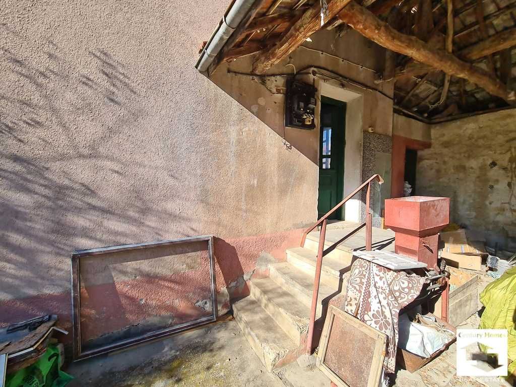 170279 Двуетажна къща с панорамна гледка, разположена в с. Янтра