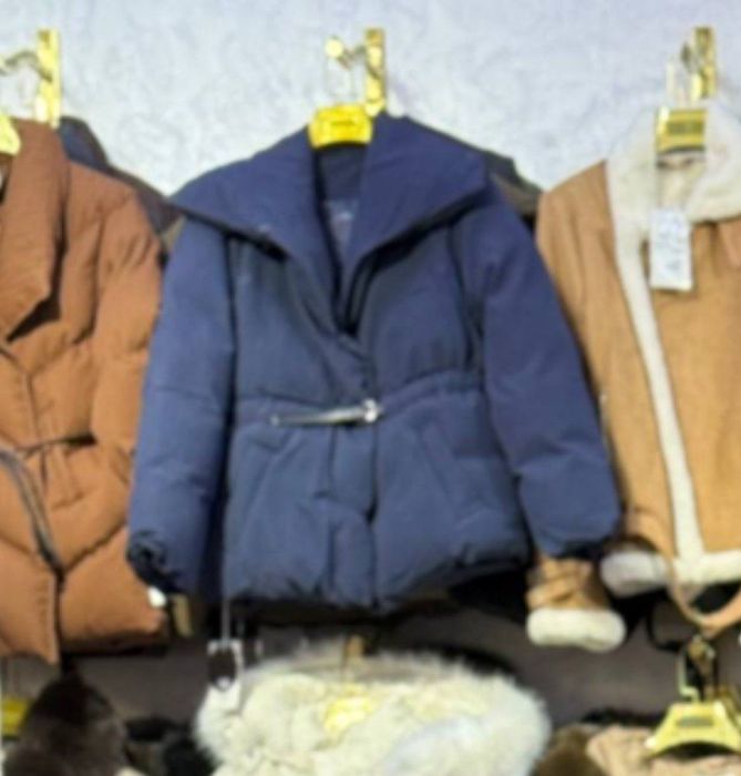 Yangi kurtka jigarrang svetidan 450 ming modniy kurtka