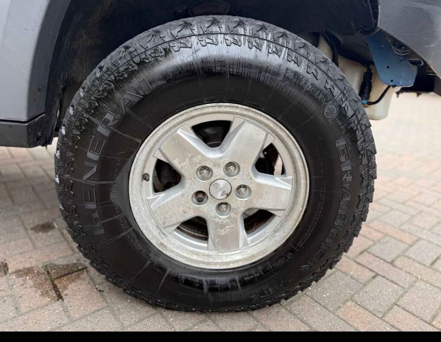 Vând Jeep Cherokee