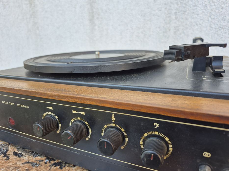 Vând pick-up marca Tesla model nzc 130 cu o boxa