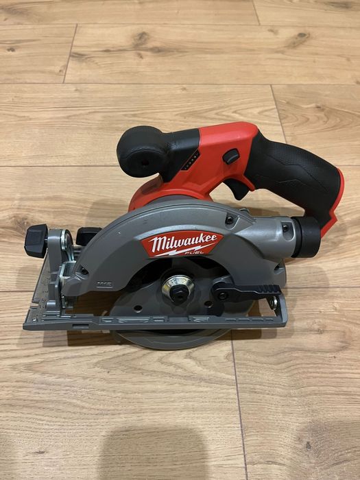 Milwaukee circular mana FUEL BRUSHLESS pe acumulator+FiletantăM12FDD2