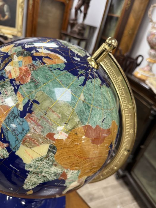 Glob pamantesc cu sidef si pietre semi-pretioase