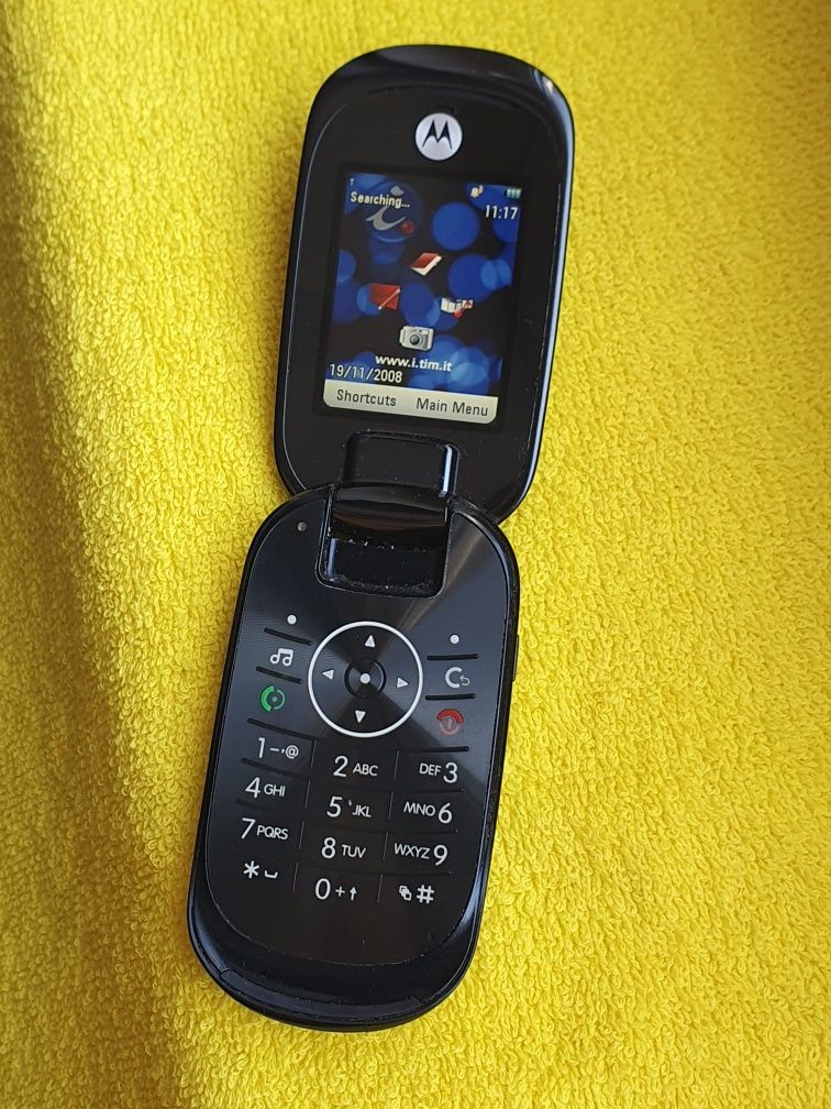 Telefon Motorola cu clapeta cu incarcator