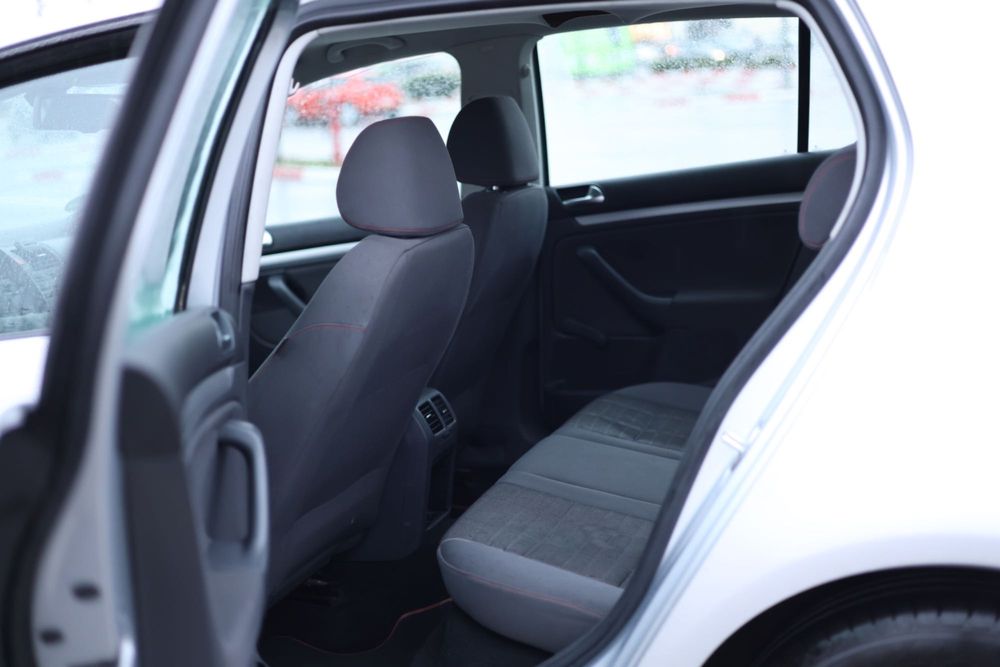 Vând Volkswagen Golf 5 – 1.6 benzină