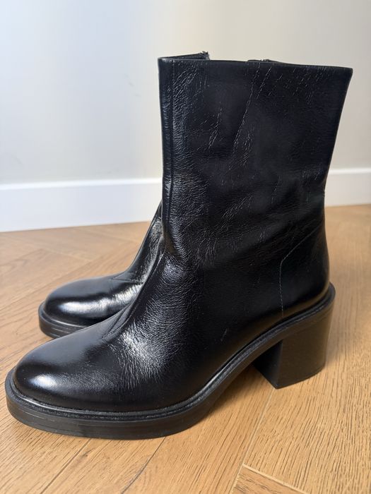 Продам новые ботиль Zara