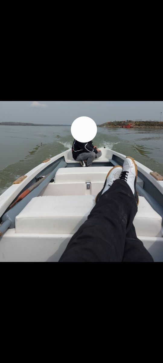 Vand barca 5m cu motor mercury 5cp