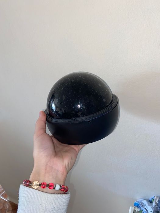 Lampă care luminează steluțe pe tavan