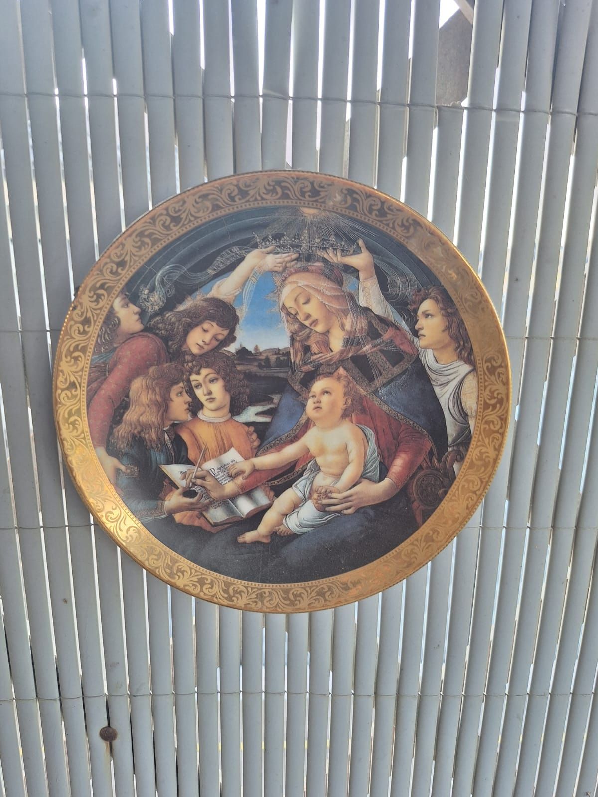 Un palton de piele de șarpe unicat din Milano și niște antichității