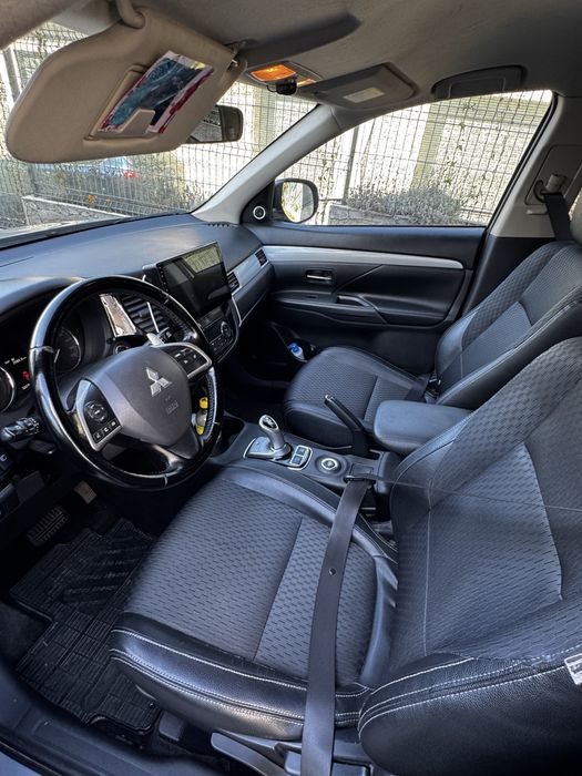 Vand / Schimb Mitsubishi Outlander mai multe poze si video in privat