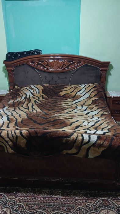 Срочно придётся спальный мебель шкаф для одежды кровать и две тумбочки