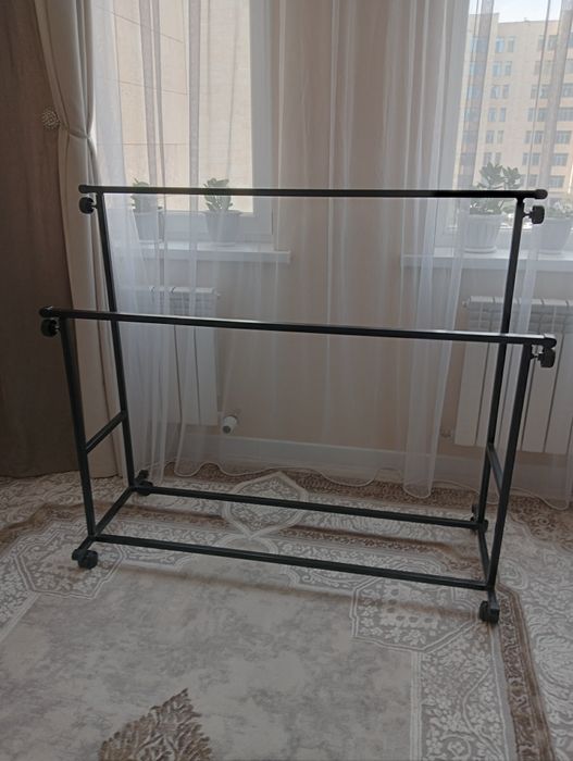 Продам вешалку металлическую