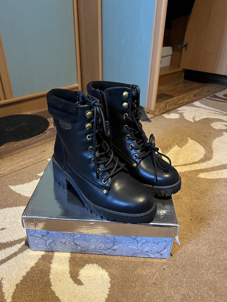 Ghete negre noi cu talpa groasa piele eco 35