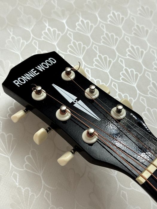 Гитара б/у в хорошем состоянии в комплекте каподастр и струны