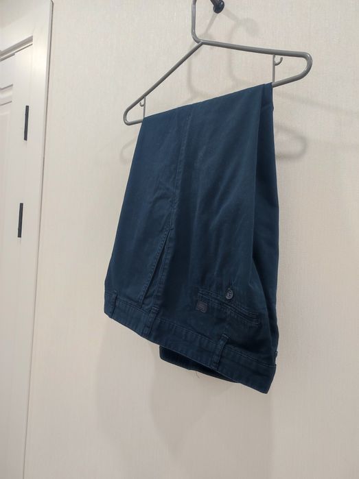 Брюки школьные на плотненького мальчика
Рост 140-150см
 состояние отли