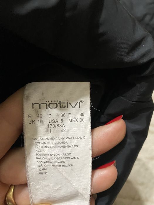 Geaca neagra Motivi