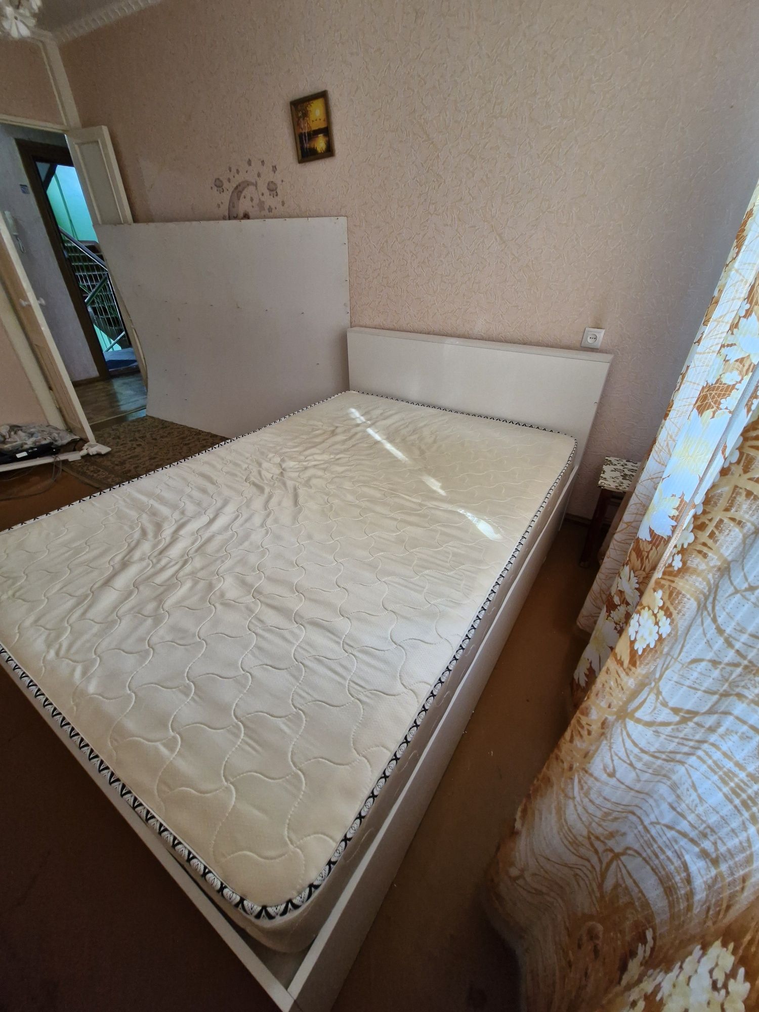 Продам кровать двуспальную и матрас