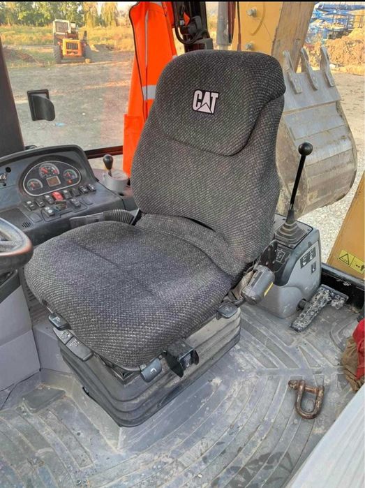 Buldoexcavator  CAT 434 F2 cu roti egale