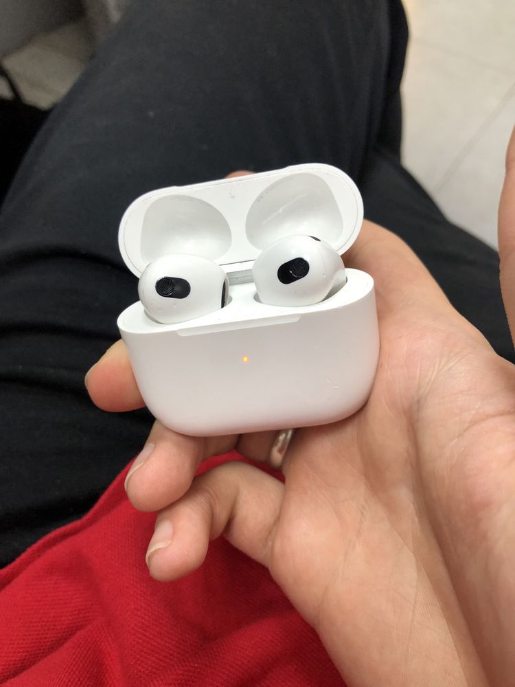 AirPods 3.
