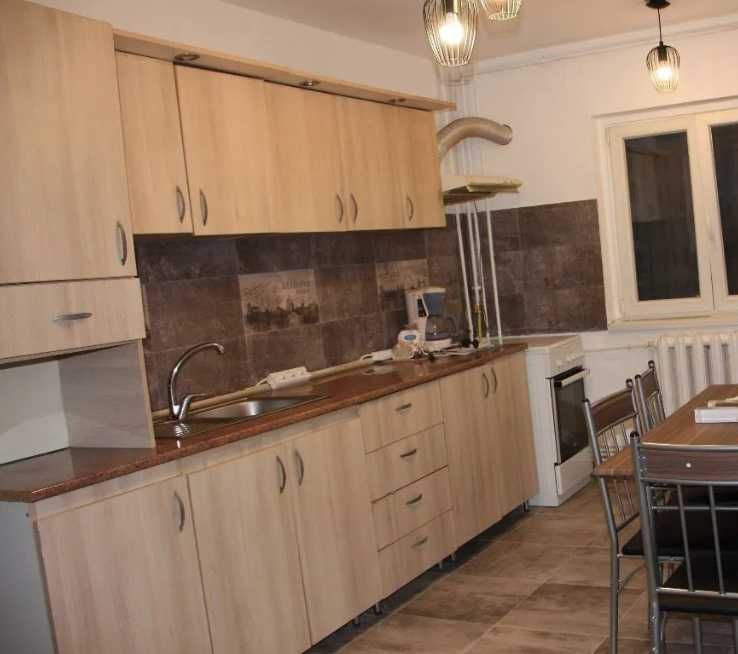 Дава се под наем Тристаен апартамент в Бургас, Славейков - 85 кв.м за 331.5 € - Снимка #1