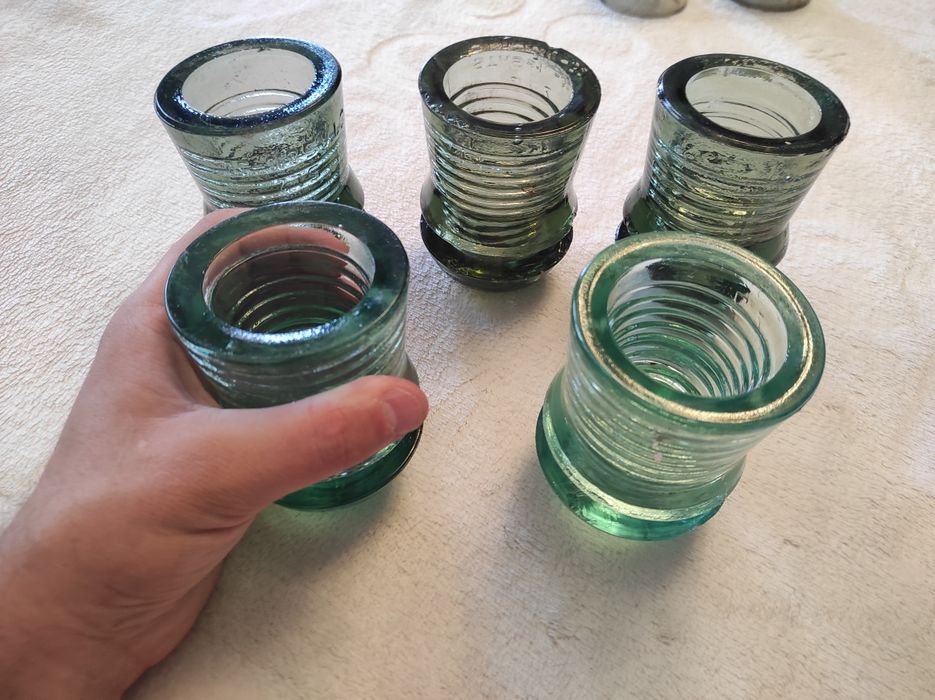 Izolatori vechi din sticla