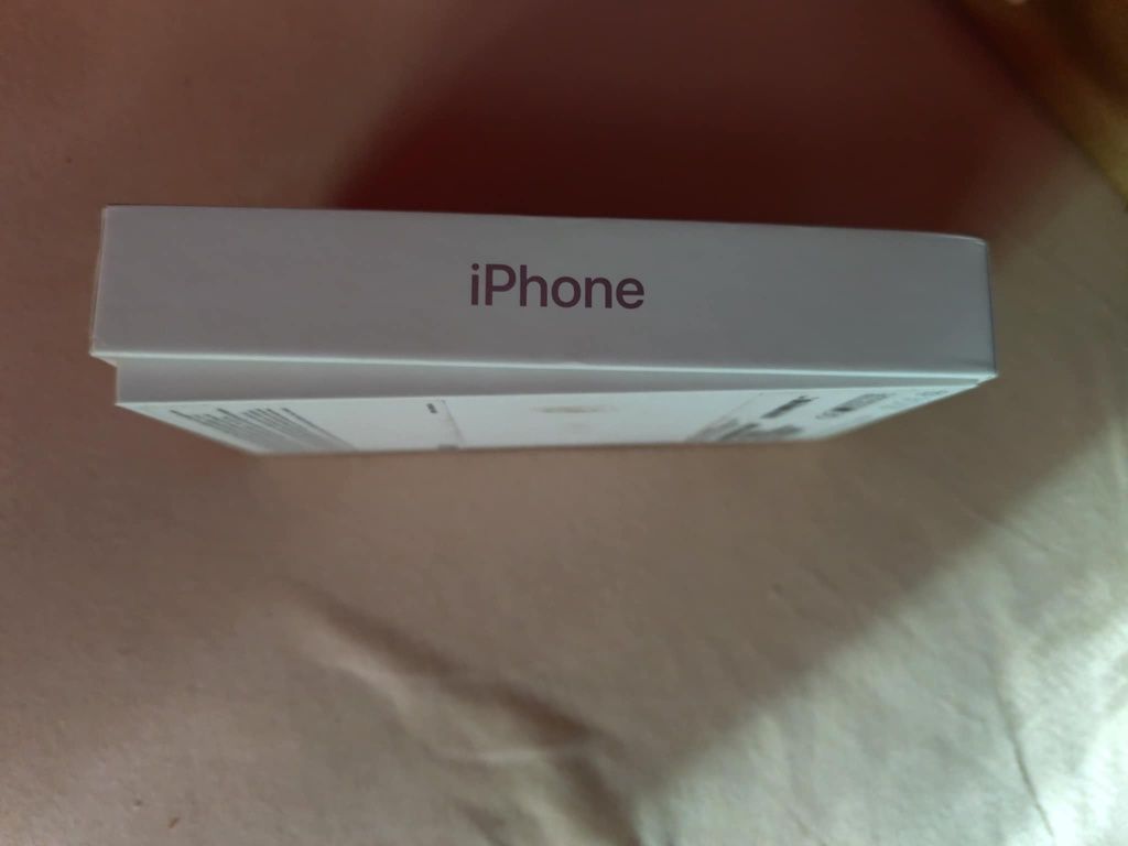 Iphone SE2020 с калъф, стъклени протектори и зарядно
