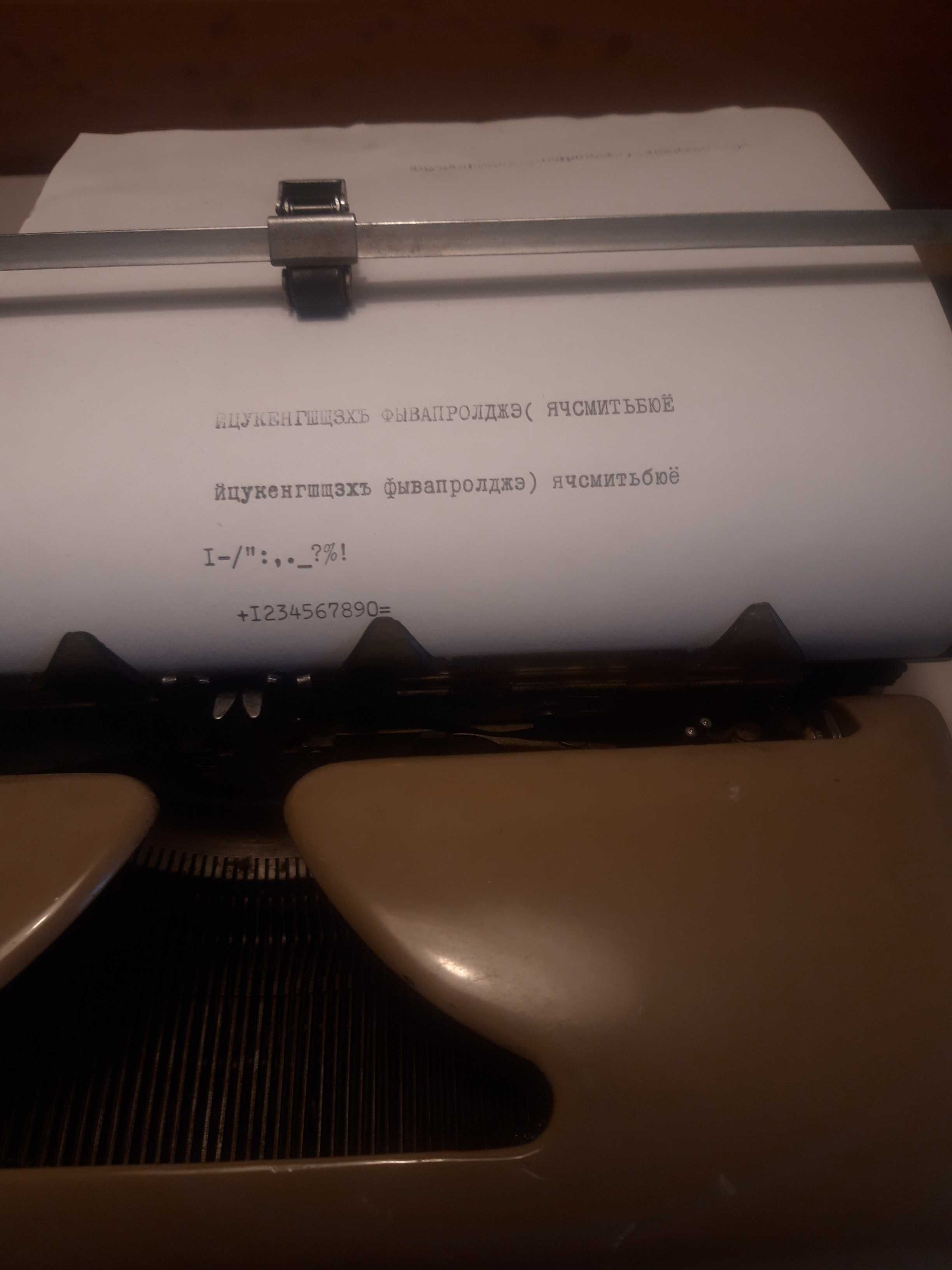 Masina de scris  "Optima"-caractere rusesti