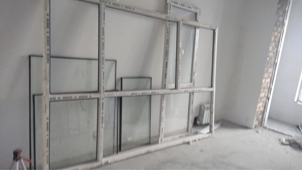 Стеклопакеты по итальянской технологии белого цвета с дверью витраж