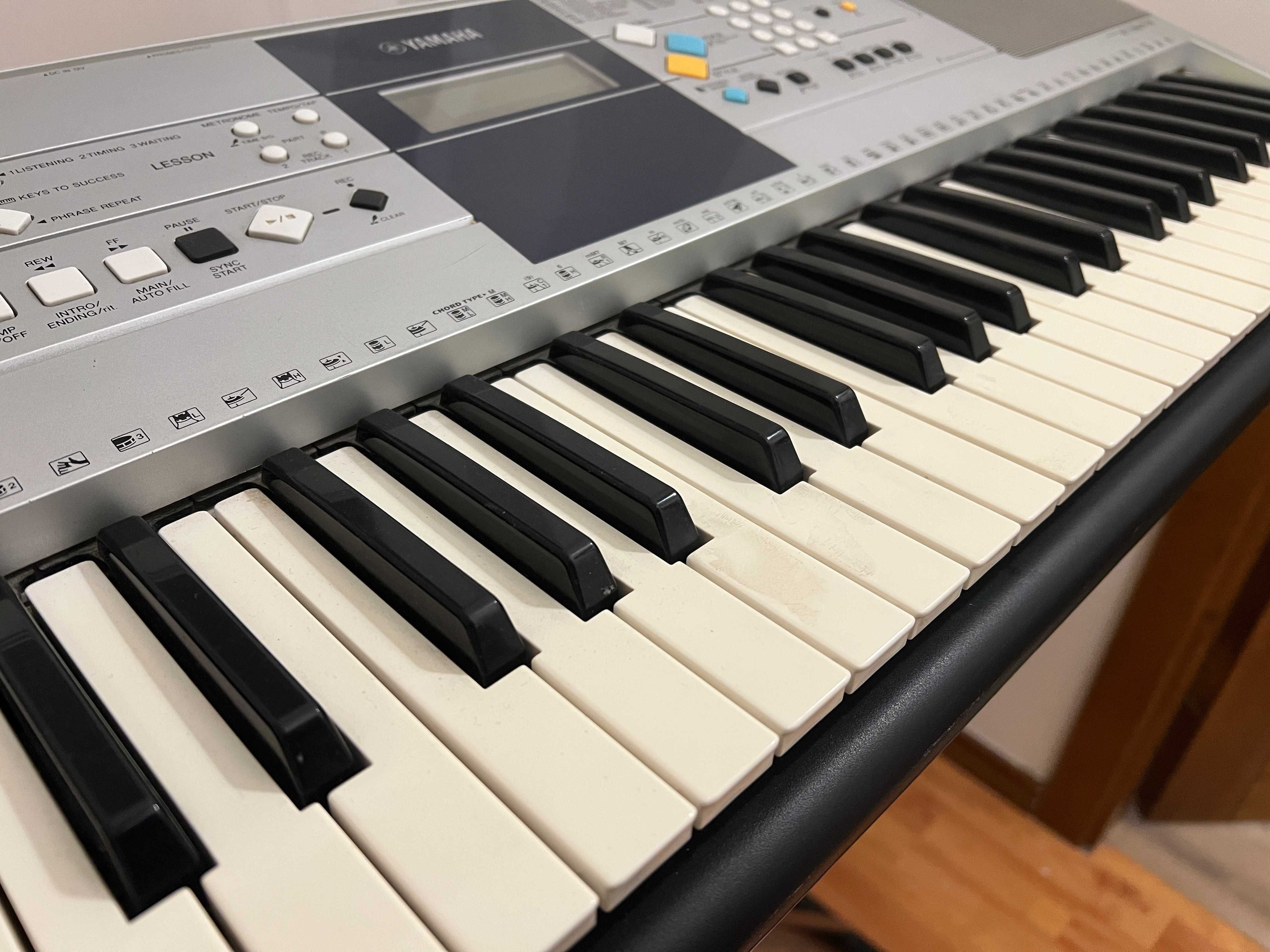 Клавир Пиано YAMAHA PSR-E323 (вкл. стойка + педал)