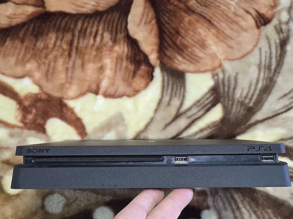 Vand ps4 slim 1TB plus un joc la alegere
