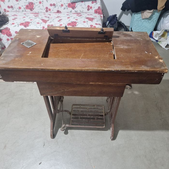 Masina de cusut vintage U.M.C Cugir 1969-cu masa de lemn