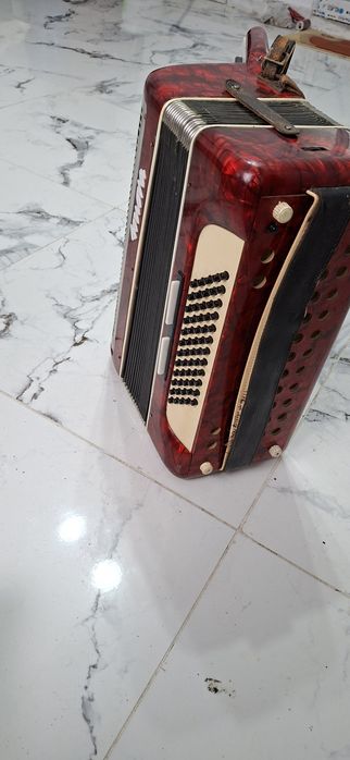 Vând acordeon sonora