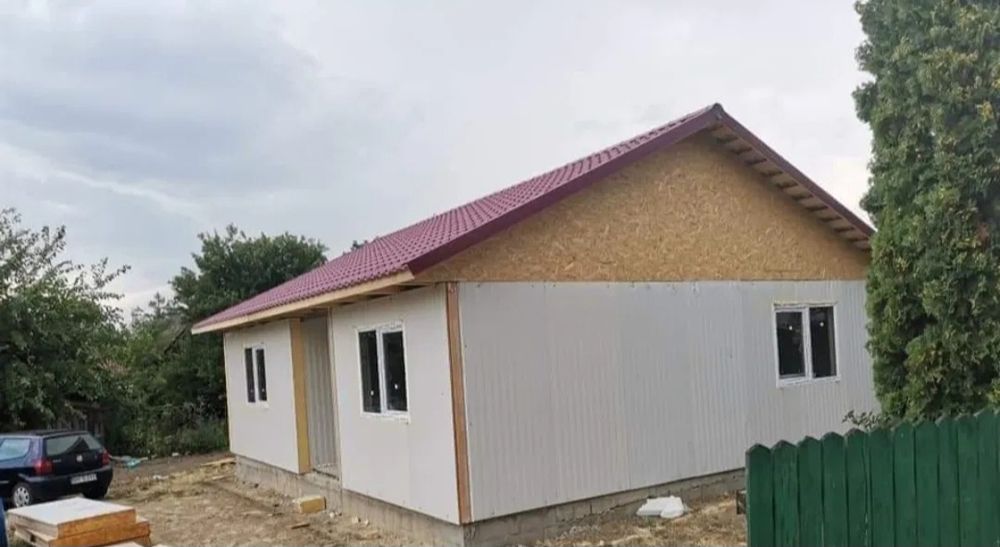 vând case din structura metalică su panouri sandwich