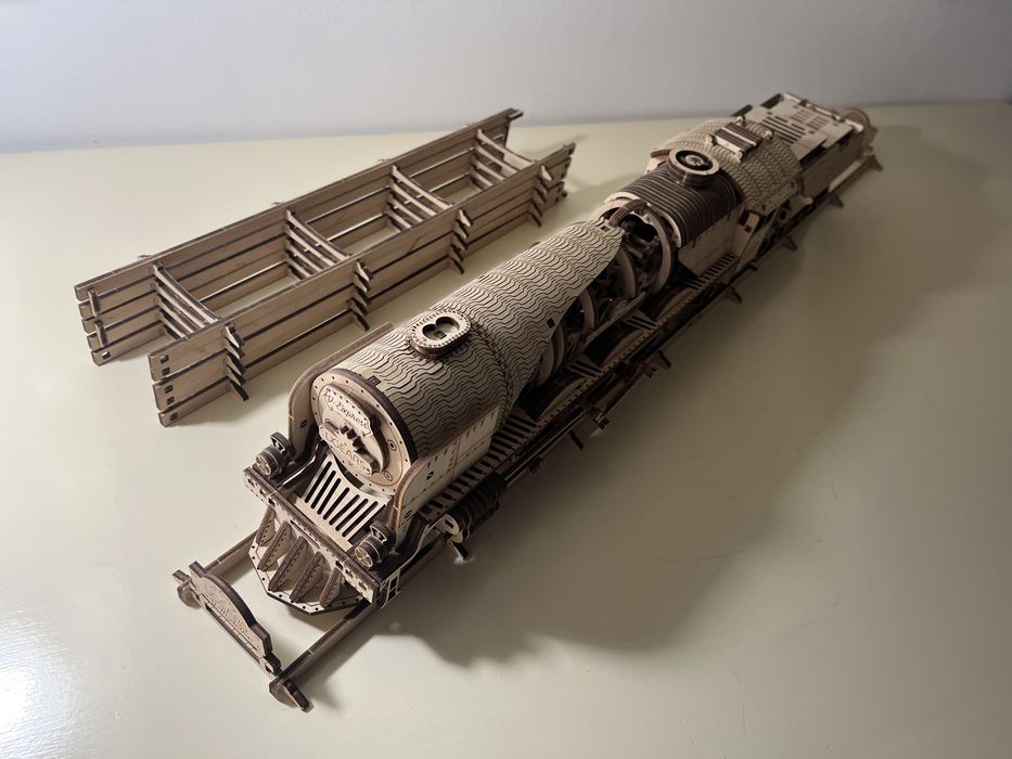 Puzzle UGEARS complet asamblat - tren Express cu abur