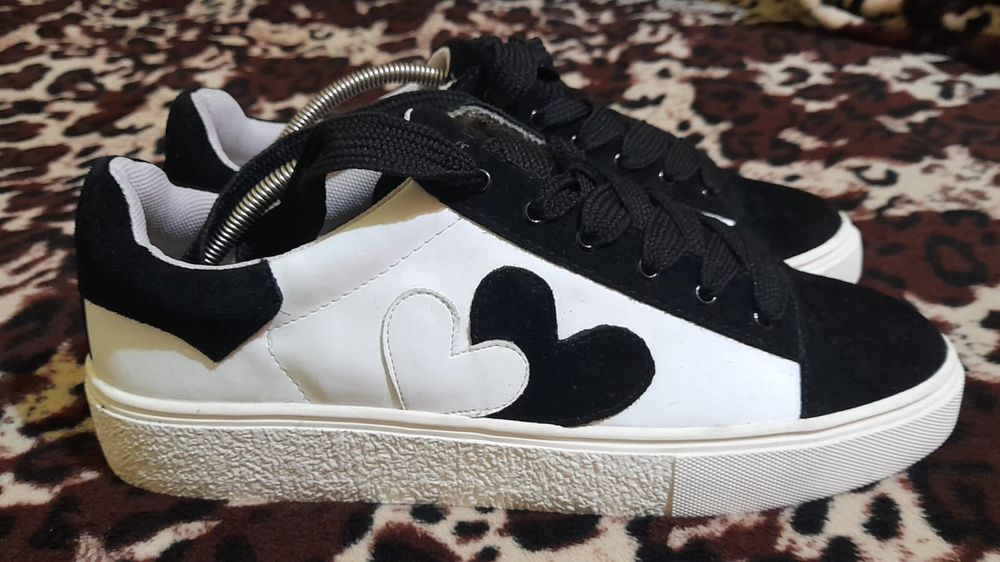 Vând urgent adidași esprint mărime 40