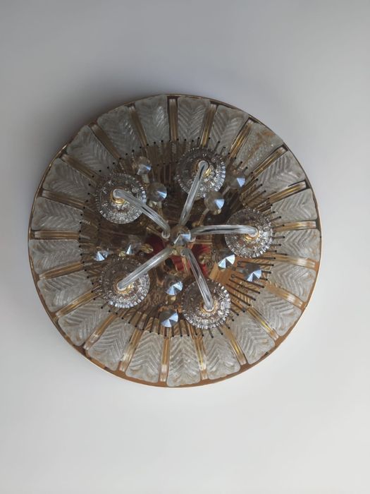 Продам современную потолочную люстру