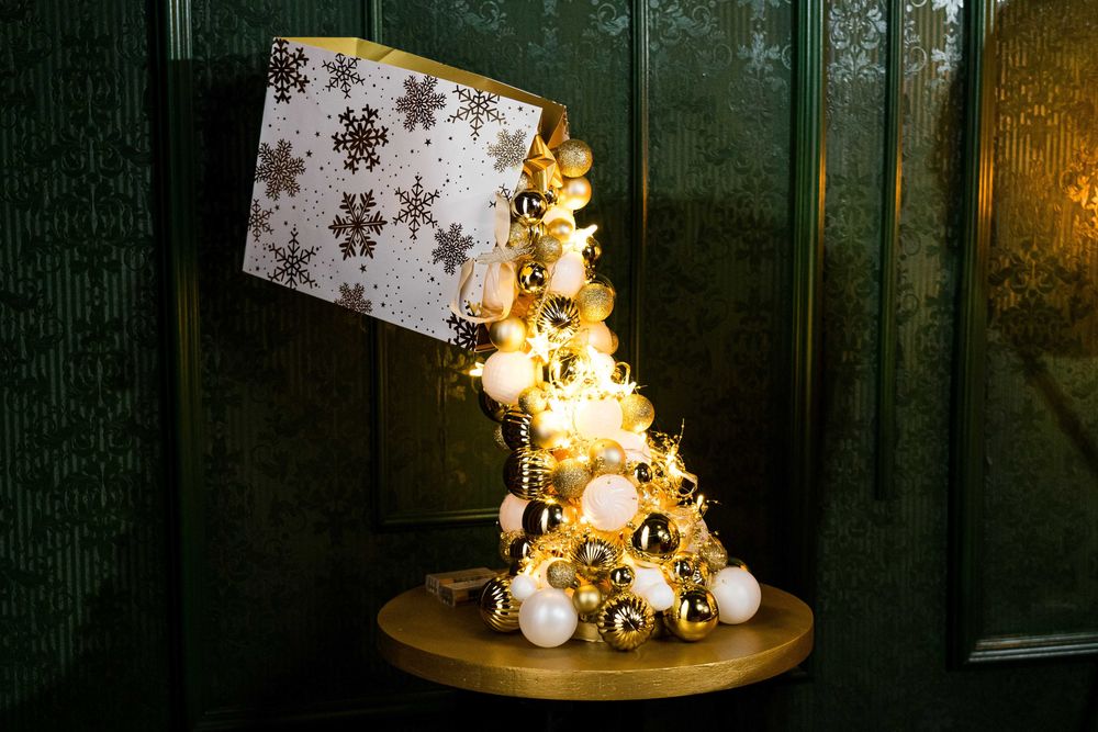 Decoratiune Craciun hand-made punga mare globuri aurii si lumini