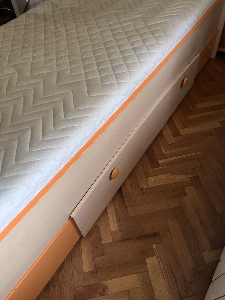 Единично легло с матрак