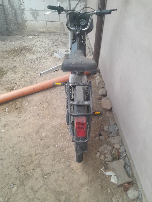 Moped pegeout...