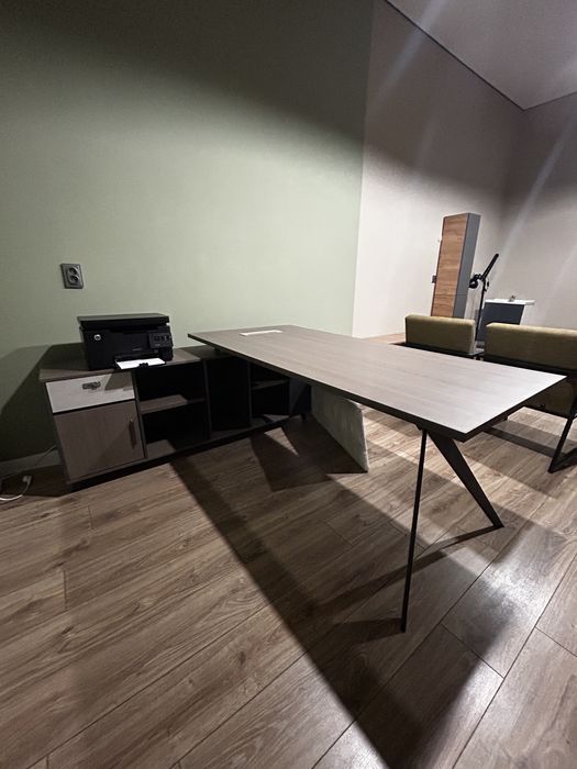 Стильный дорогой стол