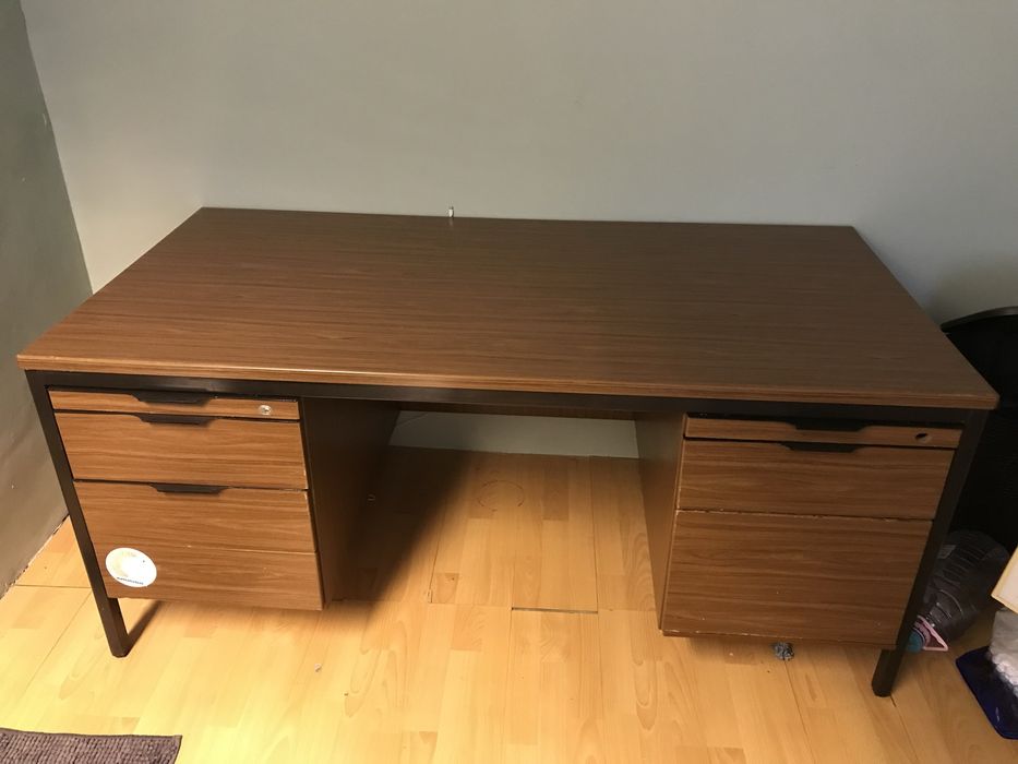Birou de lemn cu carcasa de metal