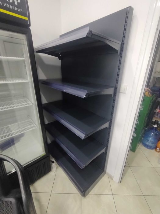 Метални стелажи за магазин или склад