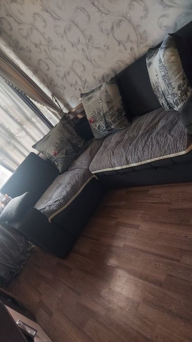 Диван угловой  с 3 подушками.