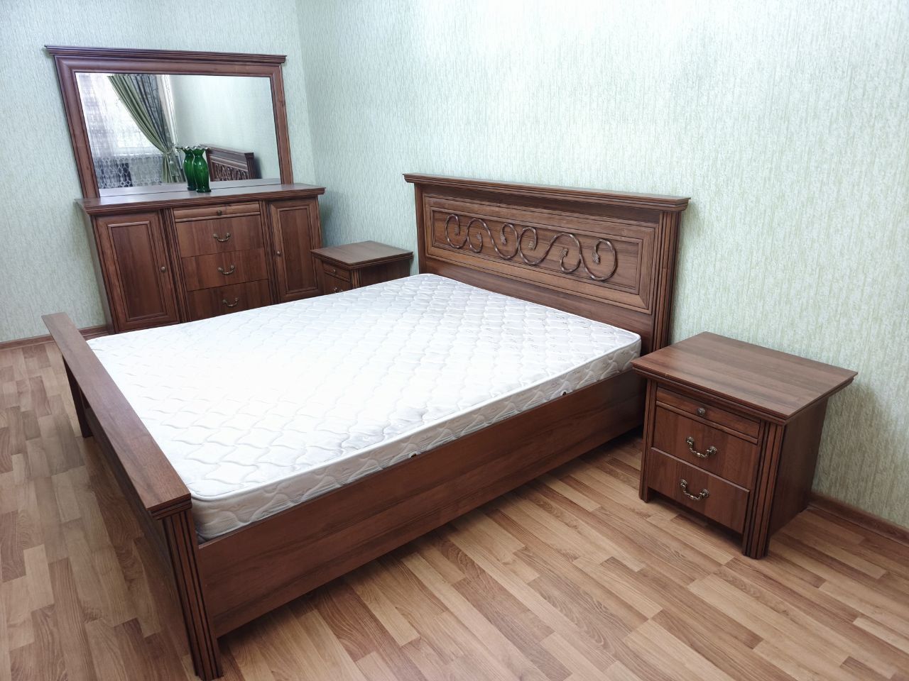 Продается спальный гарнитур