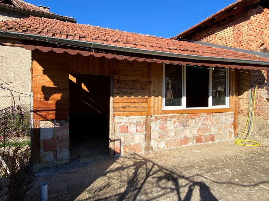 Къща с равен двор в село Поповци, Габрово