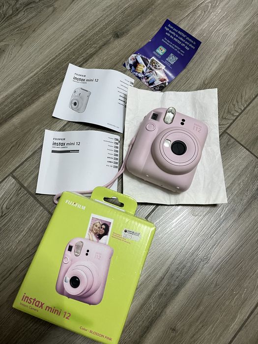 Продам новый instax mini 12 розовый состояние как в магазине