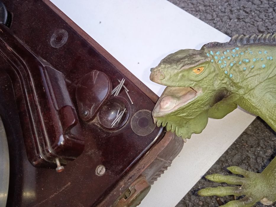 Патефон 1940-х  шелаковых пластинок и Електрвтехника для винила СССР