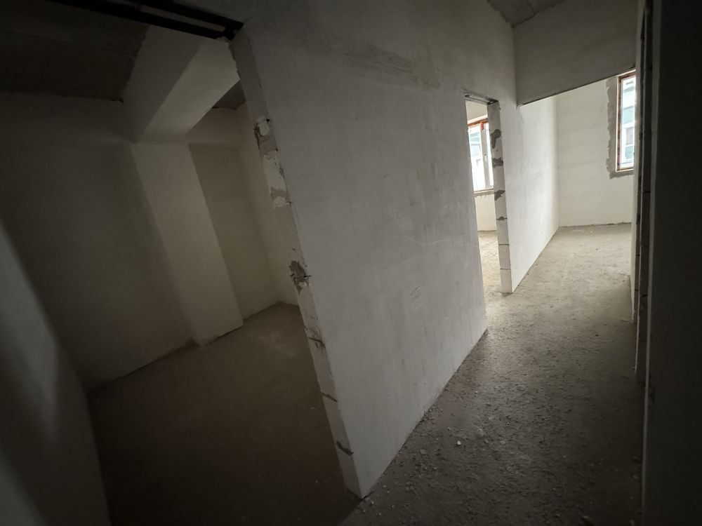 1 xonali 2 xona qilingan Tinchlik plaza yonida Xonsaroy domlarida