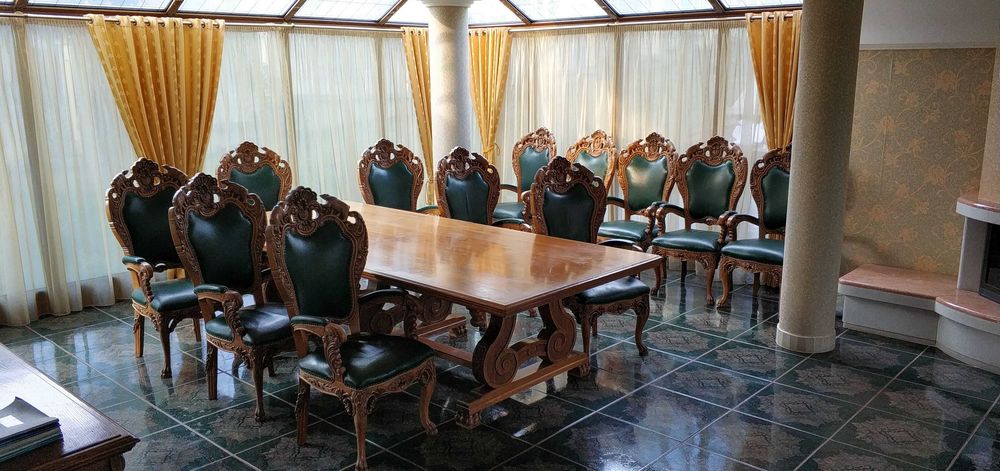 Mobilier din lemn masiv, stejar, sculptat. Stil conac de vanatoare.