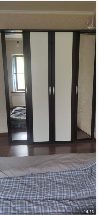 Продам шкаф в спальню 4 -х дверную ,комод и две прикроватные тумбочки