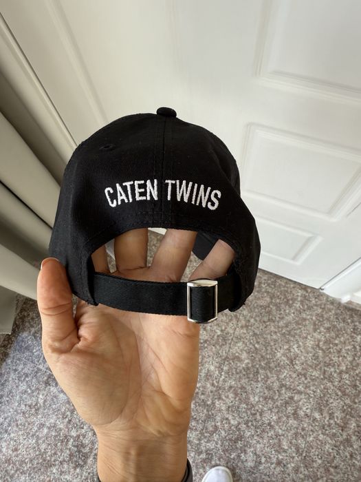 Шапка Dsquared2 в черно и червено